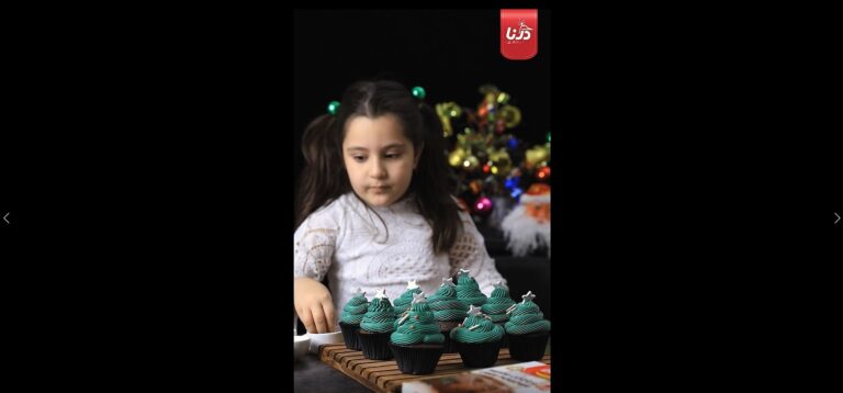 Decorating a cake with chocolate img